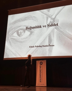 Psikolog Damla Özcan'ın Işık Üniversitesi “Kognitif Sinir Bilim Kulübü” ile “Genç Yeşilay Kulübü’nün” düzenlediği “Şiddetin Karanlık Yüzü” seminerinde “Bağımlılık ve Şiddet” başlığı hakkında söyleşisi
