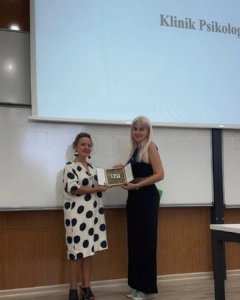 Psikolog Damla Özcan'ın İstanbul Sabahattin Zaim Üniversitesi’nde “Bağımlılığa Yaklaşım” üzerine oturum