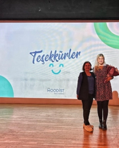 Psikolog Damla Özcan'ın Özel Moodist Hastanesinde düzenlediği seminerden bir fotoğraf, psikolojik destek ve iyileşme süreçlerini simgeleyen önemli bir anı.