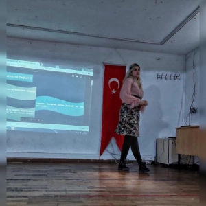 Psikolog Damla Özcan, Ahmet Cevdet Paşa İlköğretim okulunda "Teknolojiyi Bilinçli Kullanma” adlı semineri