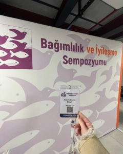 Psikolog Damla Özcan, Bağımlılık ve İyileşme Sempozyumunda .