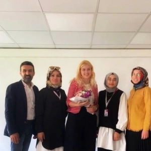 Psikolog Damla Özcan'ın sertifika aldığı görsel, profesyonel gelişimi ve eğitimini simgeleyen önemli bir anı görselleştiriyor.